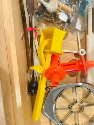 WALCO FLATWARE AND VARIOUS KITCHEN UTENSILS