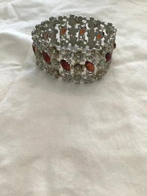 Very nice floral Silvertone bracelet