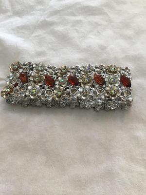 Very nice floral Silvertone bracelet