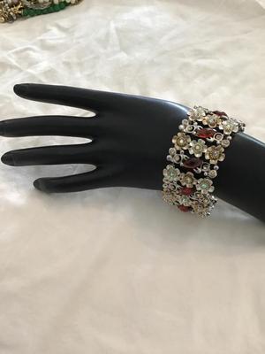 Very nice floral Silvertone bracelet