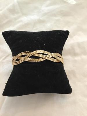 Nice gold toned bracelet