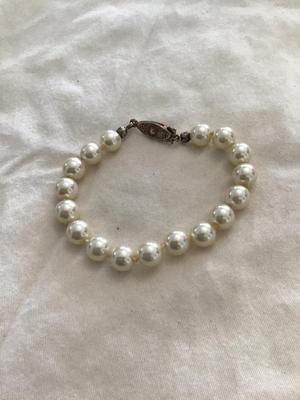 Very pretty pearl bracelet