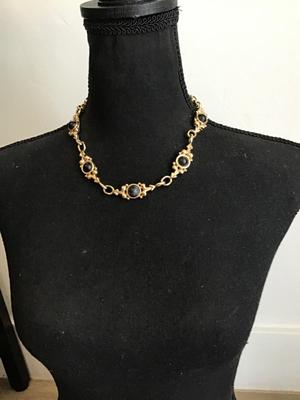 Beautiful vintage, black and goldtone necklace