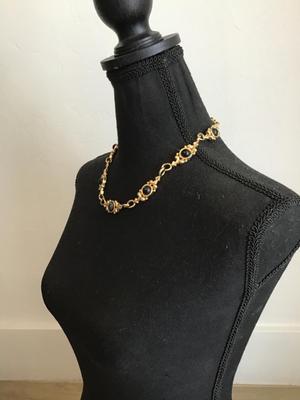 Beautiful vintage, black and goldtone necklace