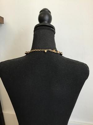 Beautiful vintage, black and goldtone necklace