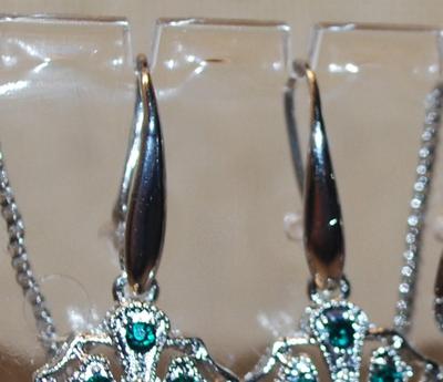 Green/Silver JEWELRY SET Includes Earrings (1½" x ¾") with Wire Hook & PENDANT (1½" x ¾") on a Silver Tone...