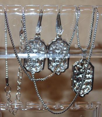 Green/Silver JEWELRY SET Includes Earrings (1½" x ¾") with Wire Hook & PENDANT (1½" x ¾") on a Silver Tone...