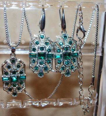 Green/Silver JEWELRY SET Includes Earrings (1½" x ¾") with Wire Hook & PENDANT (1½" x ¾") on a Silver Tone...