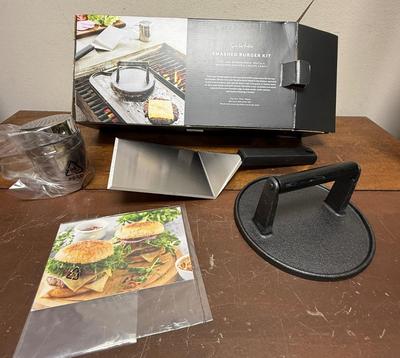 Sur la table Smashed Burger Kit - Cast Iron Burger Press, Spatula, Seasoning Shaker and 2 recipe cards.