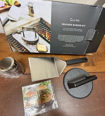 Sur la table Smashed Burger Kit - Cast Iron Burger Press, Spatula, Seasoning Shaker and 2 recipe cards.