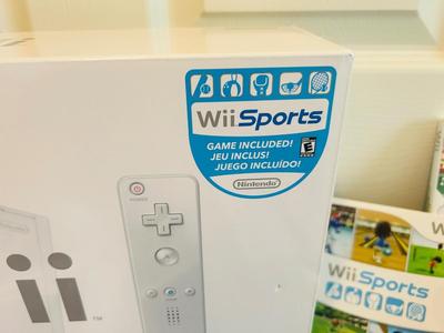 NINTENDO WII GAMING SYSTEM WITB WII PLAY AND CONTROLLERS