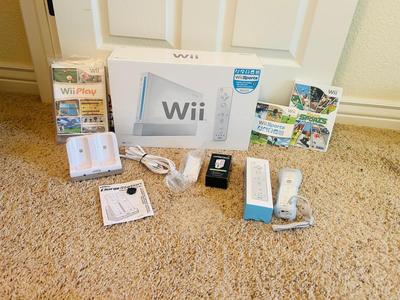 NINTENDO WII GAMING SYSTEM WITB WII PLAY AND CONTROLLERS
