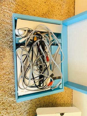 NINTENDO WII GAMING SYSTEM WITB WII PLAY AND CONTROLLERS