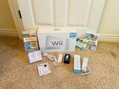 NINTENDO WII GAMING SYSTEM WITB WII PLAY AND CONTROLLERS