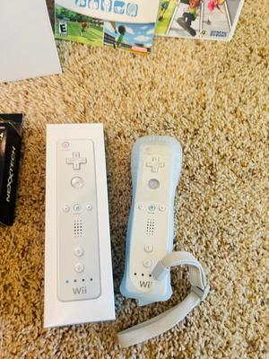NINTENDO WII GAMING SYSTEM WITB WII PLAY AND CONTROLLERS
