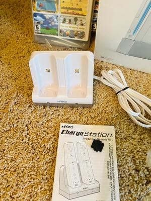 NINTENDO WII GAMING SYSTEM WITB WII PLAY AND CONTROLLERS