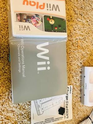 NINTENDO WII GAMING SYSTEM WITB WII PLAY AND CONTROLLERS