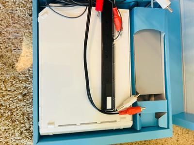 NINTENDO WII GAMING SYSTEM WITB WII PLAY AND CONTROLLERS