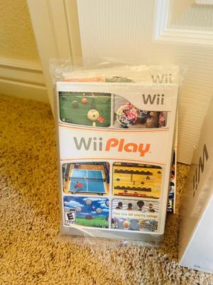 NINTENDO WII GAMING SYSTEM WITB WII PLAY AND CONTROLLERS