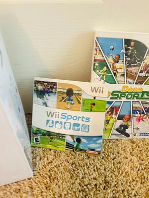 NINTENDO WII GAMING SYSTEM WITB WII PLAY AND CONTROLLERS
