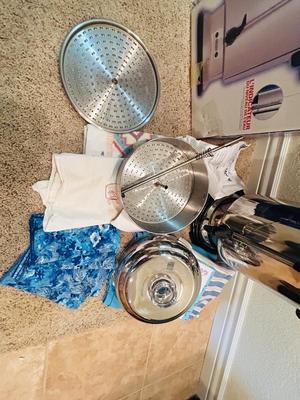 DeLONGHI ULTIMATE COFFEE URN* 60 CUP COFFEE MAKER* AND DISH TOWELS
