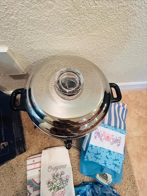 DeLONGHI ULTIMATE COFFEE URN* 60 CUP COFFEE MAKER* AND DISH TOWELS
