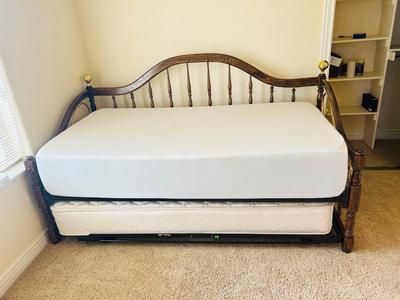DAYBED WITH TRUNDLE BED AND BEDDING