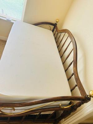 DAYBED WITH TRUNDLE BED AND BEDDING