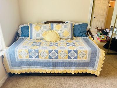 DAYBED WITH TRUNDLE BED AND BEDDING