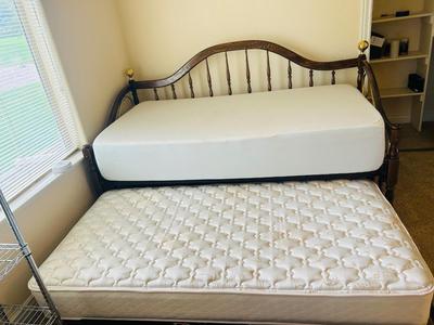 DAYBED WITH TRUNDLE BED AND BEDDING
