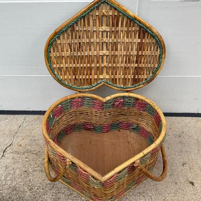 G400 Large White Handle Basket & Heart Shaped Picnic Basket