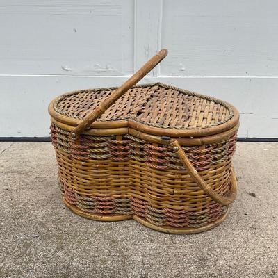 G400 Large White Handle Basket & Heart Shaped Picnic Basket