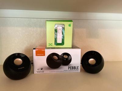 iPOD SHUFFLE 512 MB AND CREATIVE PEBBLE MODERN 2.0 USB DESKTOP SPEAKERS
