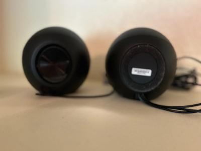iPOD SHUFFLE 512 MB AND CREATIVE PEBBLE MODERN 2.0 USB DESKTOP SPEAKERS