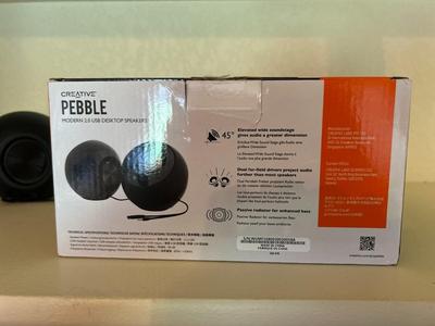 iPOD SHUFFLE 512 MB AND CREATIVE PEBBLE MODERN 2.0 USB DESKTOP SPEAKERS