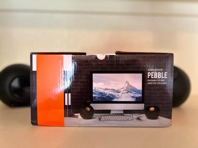 iPOD SHUFFLE 512 MB AND CREATIVE PEBBLE MODERN 2.0 USB DESKTOP SPEAKERS