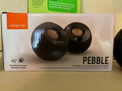 iPOD SHUFFLE 512 MB AND CREATIVE PEBBLE MODERN 2.0 USB DESKTOP SPEAKERS