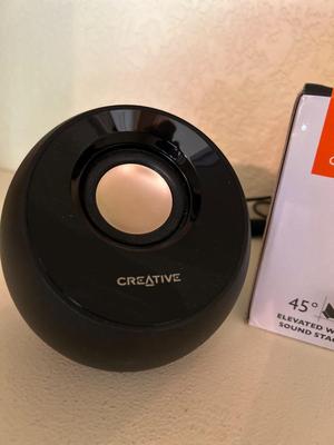 iPOD SHUFFLE 512 MB AND CREATIVE PEBBLE MODERN 2.0 USB DESKTOP SPEAKERS