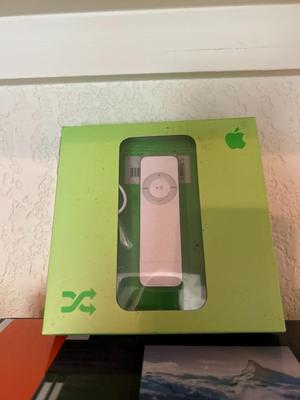 iPOD SHUFFLE 512 MB AND CREATIVE PEBBLE MODERN 2.0 USB DESKTOP SPEAKERS