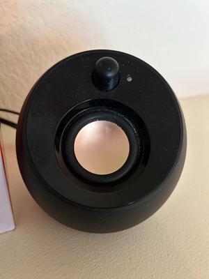 iPOD SHUFFLE 512 MB AND CREATIVE PEBBLE MODERN 2.0 USB DESKTOP SPEAKERS