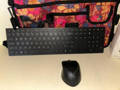 HP WIRELESS KEYBOARD AND MOUSE WITH A BAG THAT CAN ATTACH TO A MOBILITY WALKER