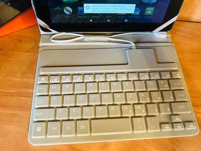 AMAZON 32GB FIRE HD 8 TABLET WITH ALEXA AND BONUS KEYBOARD CASE