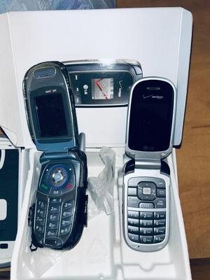 SAMSUNG GALAXY S4 CELL PHONE W/OTTERBOX AND 2 FLIP PHONES