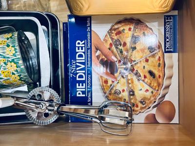 VINTAGE NUT CHOPPER AND FLOWER SIFTER, HAND BEATERS, AND BAKEWARE