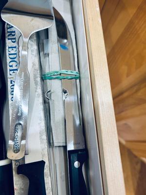 AN ASSORTMENT OF KITCHEN KNIFES AND OTHER UTENSILS