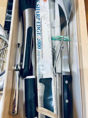 AN ASSORTMENT OF KITCHEN KNIFES AND OTHER UTENSILS