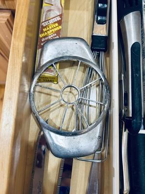 AN ASSORTMENT OF KITCHEN KNIFES AND OTHER UTENSILS