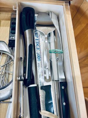 AN ASSORTMENT OF KITCHEN KNIFES AND OTHER UTENSILS