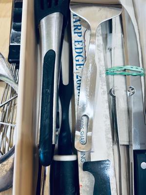 AN ASSORTMENT OF KITCHEN KNIFES AND OTHER UTENSILS