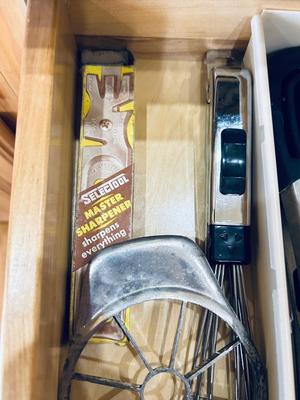AN ASSORTMENT OF KITCHEN KNIFES AND OTHER UTENSILS